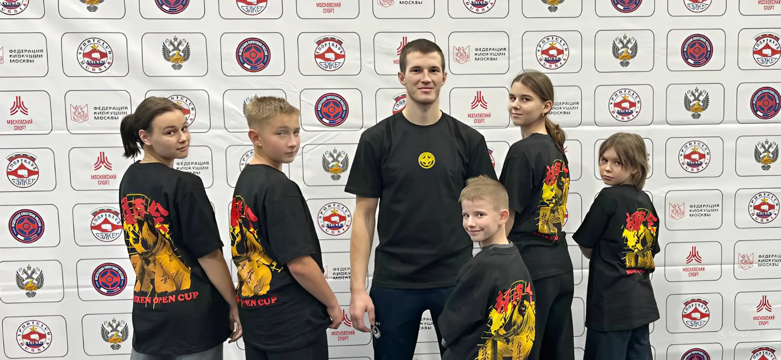 Ученики Школы Мужества и тренер Русецкий Никита показывают байки, полученные на турнире по киокушин «Сейкен».