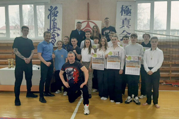 Судьи и организаторы турнира города Слуцка по Киокушин IKO Matsushima по кумитэ.