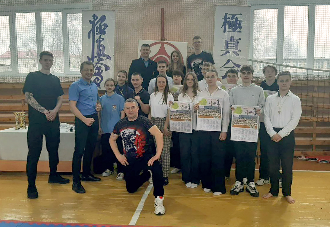 Судьи и организаторы турнира города Слуцка по Киокушин IKO Matsushima по кумитэ.