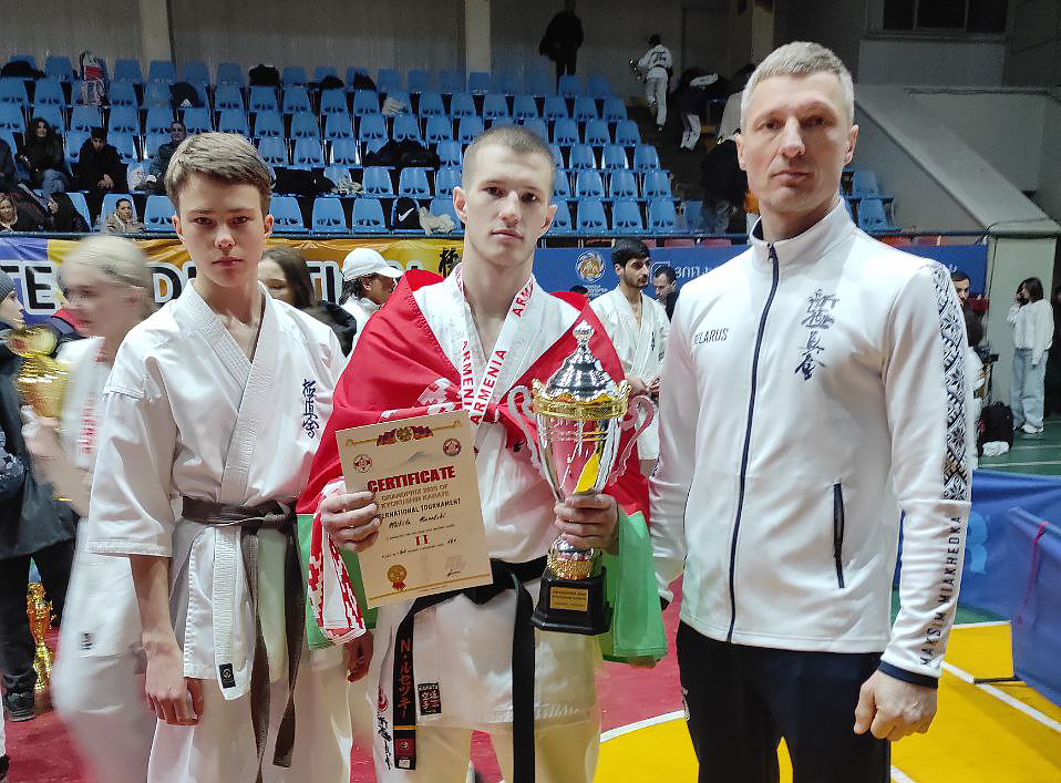 На международном турнире по киокушинкай «Gran Prix» в Ереване Белорусскую федерацию Шинкиокушин представила Школа Мужества. Дамашевич Иван, Русецкий Никита рядом с тренером Мехедко Максимом.
