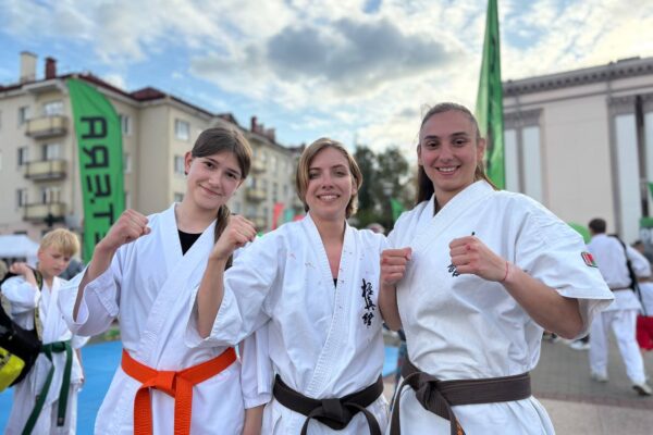 Три спортсменки клуба "Сайха профф" из Гродно. На двух коричневый пояс, на одной - оранжевый пояс киокушин.