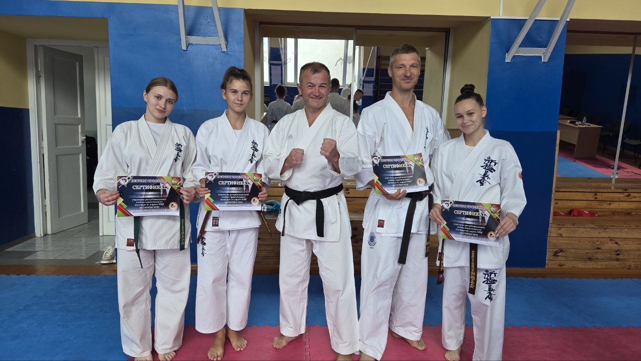 Спортсмены Школы мужества держат сертификаты участников семинара