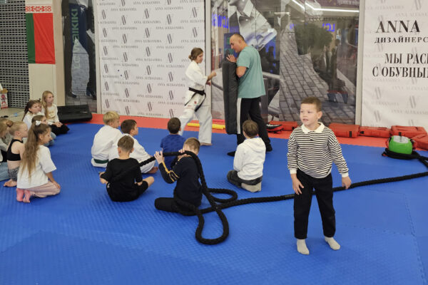 Девочки и мальчики наблюдают за мастер-классом каратистов Косачука Евгения и Левкович Юлии