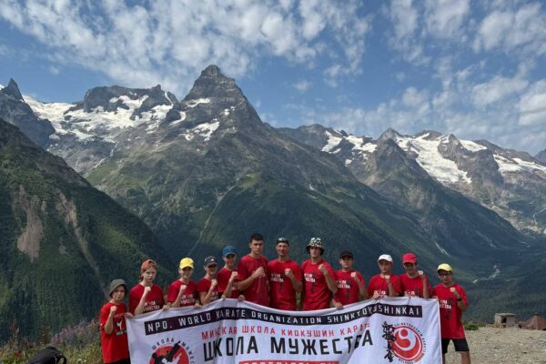 Спортсмены Школы мужества с банером своего клуба в горах Карачаево — Черкессии