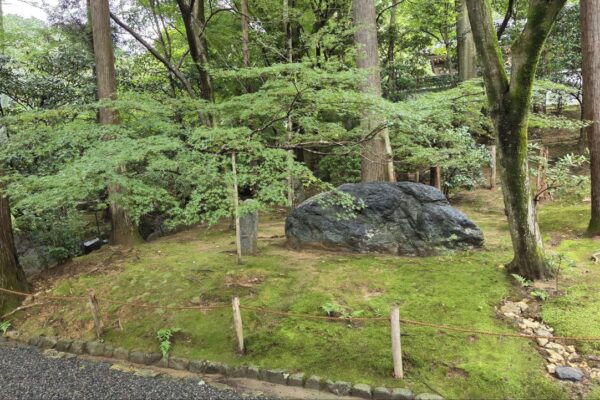 Большой камень в саду Рёан-дзи в Киото (бывшая столица Японии на острове Хонсю)
