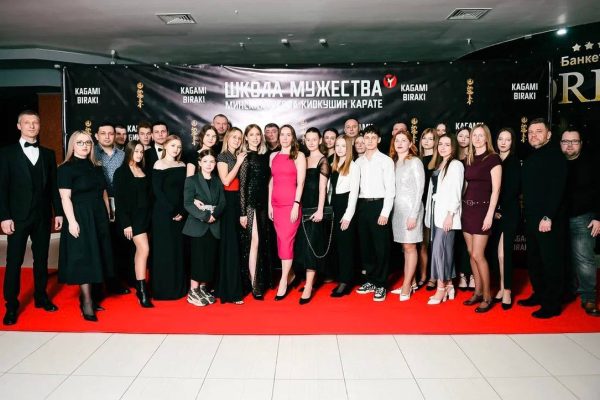 Торжественная фотозона Кагами Бираки 2026