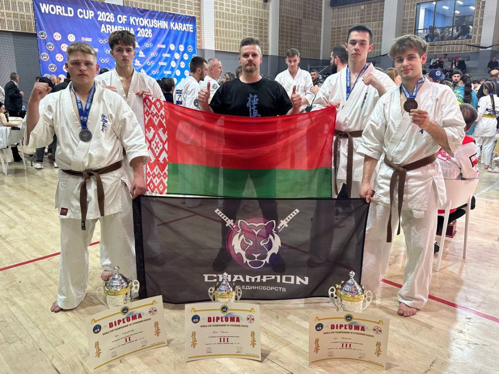 Белорусские бойцы клуба «Чемпион» с медалями и флагом на Кубке мира 2026 в Армении. Слева на право: Костюшевский Егор, Кутько Даниил, Кутько Дмитрий, Краснов Клим, Матусевич Егор