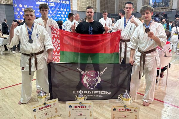 Белорусские бойцы клуба «Чемпион» с медалями и флагом на Кубке мира 2026 в Армении. Слева на право: Костюшевский Егор, Кутько Даниил, Кутько Дмитрий, Краснов Клим, Матусевич Егор