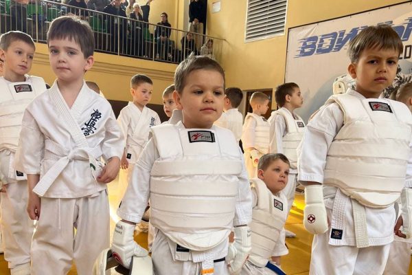 Юные участники турнира «Воины ветра» перед выходом на татами